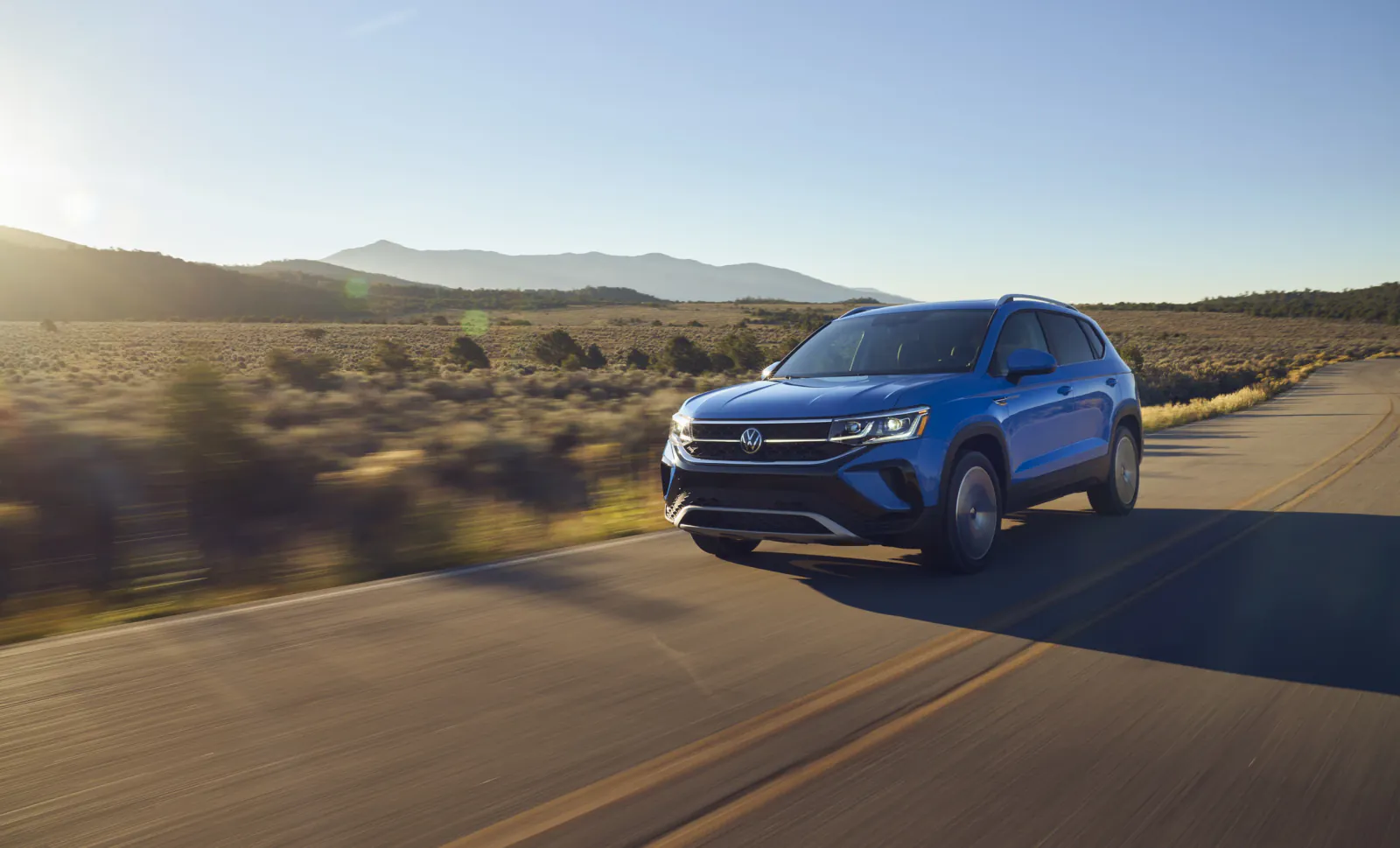 Volkswagen Taos на извилистой дороге