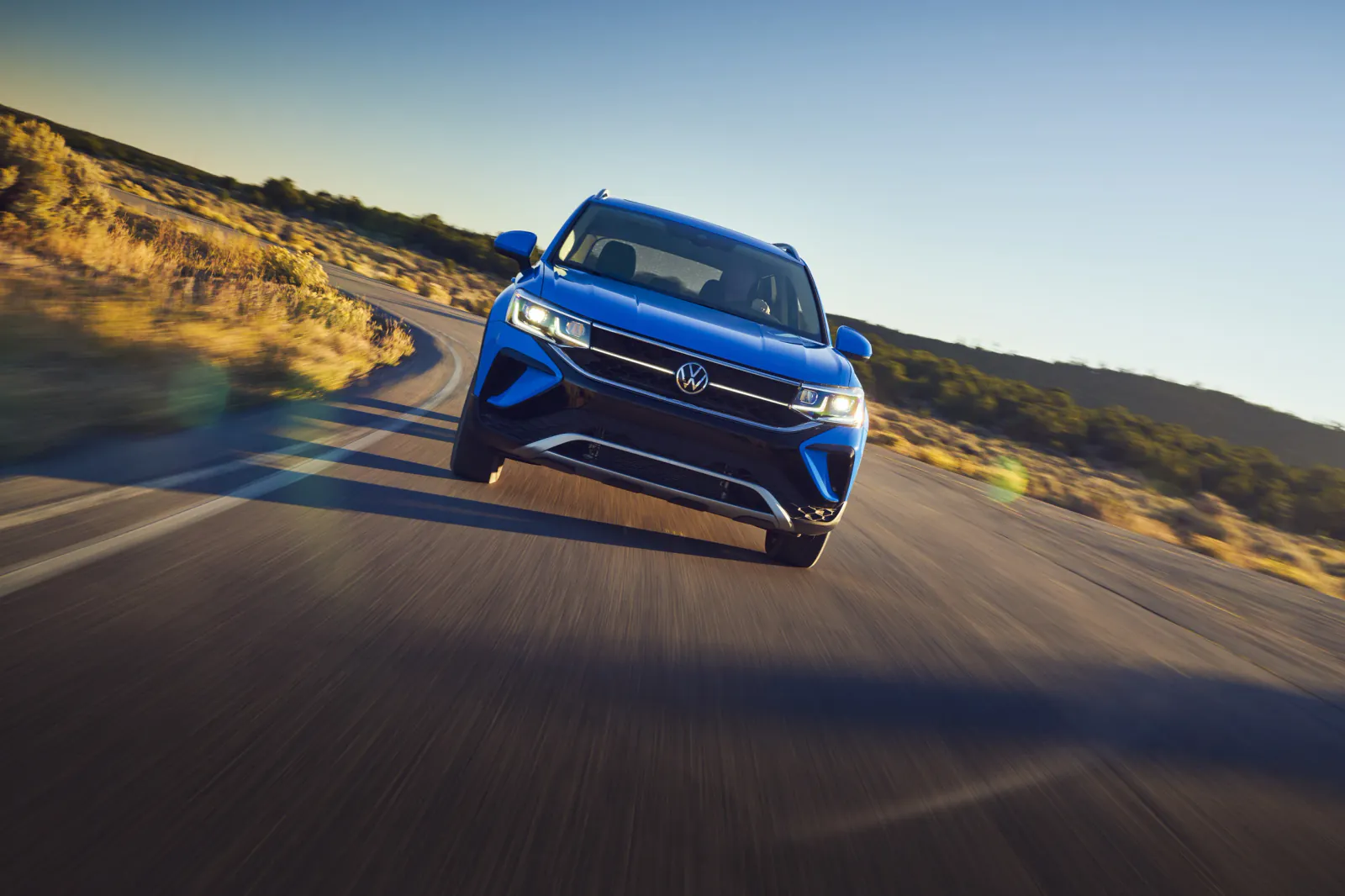 Volkswagen Taos на дороге