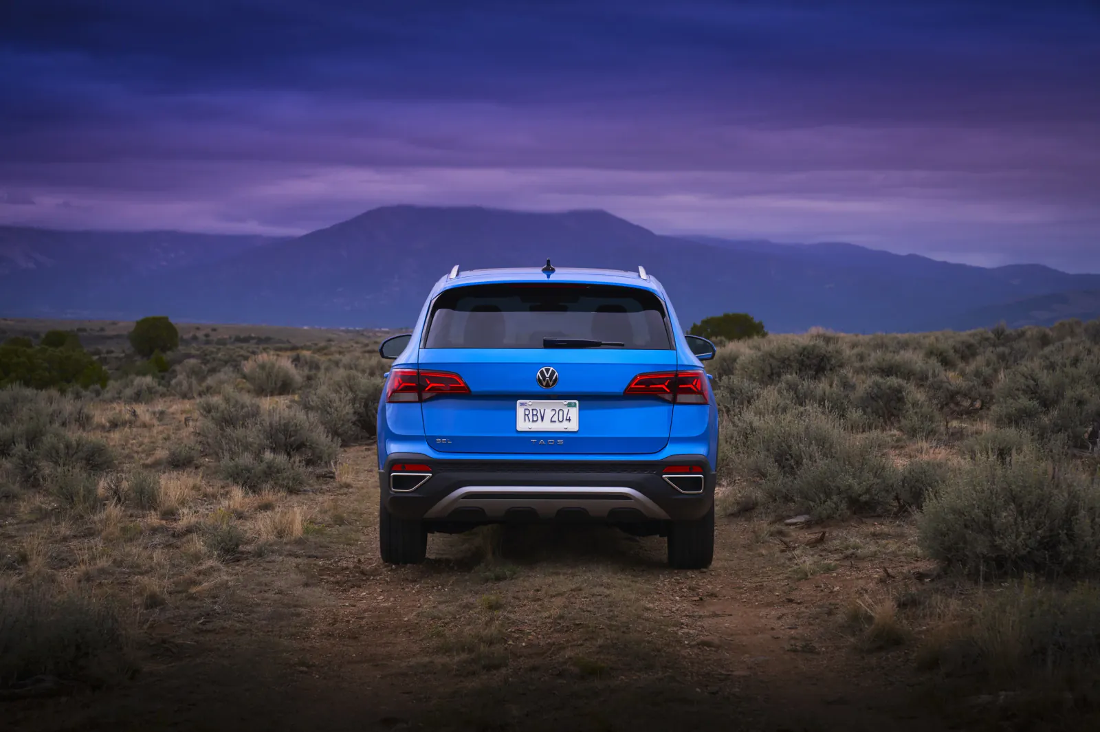 Синий Volkswagen Taos в движении