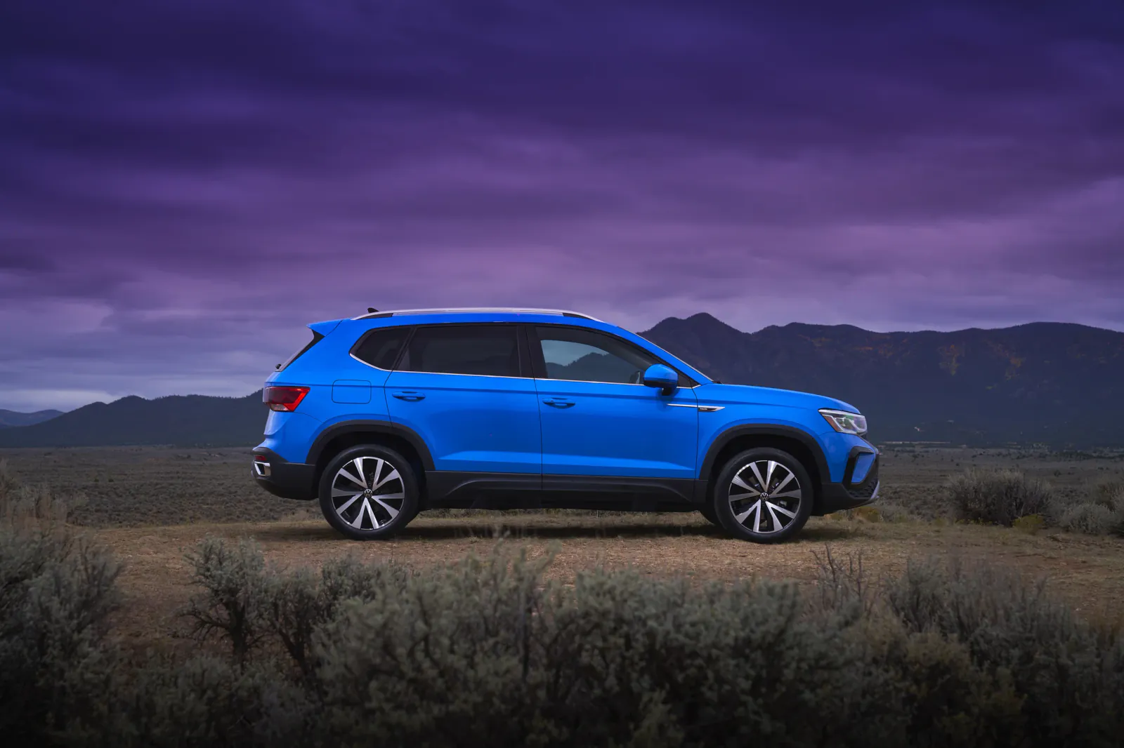 Volkswagen Taos сбоку