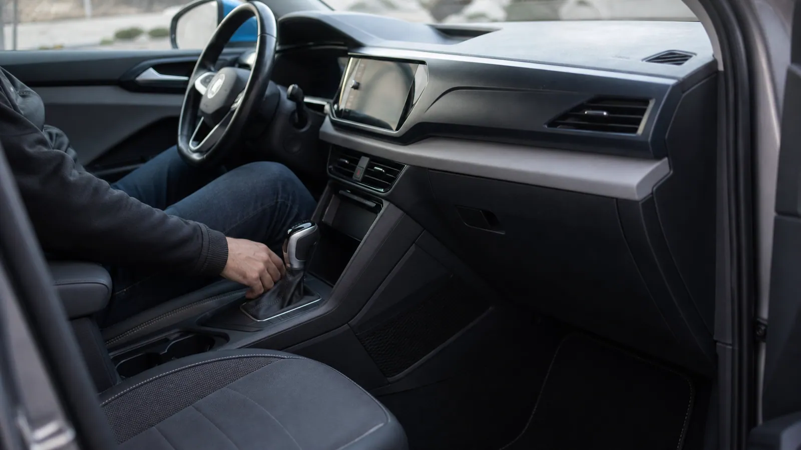 Селектор автоматической коробки в салоне Volkswagen Taos
